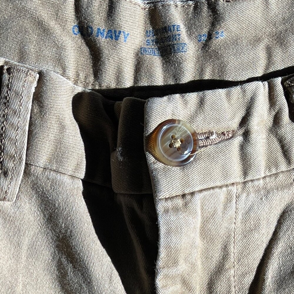 Men's Old Navy Khaki 32 waist 34 length - Ultimate Straight with built in flex